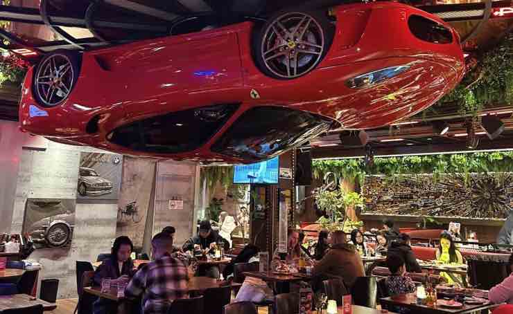 Ferrari sull'albergo